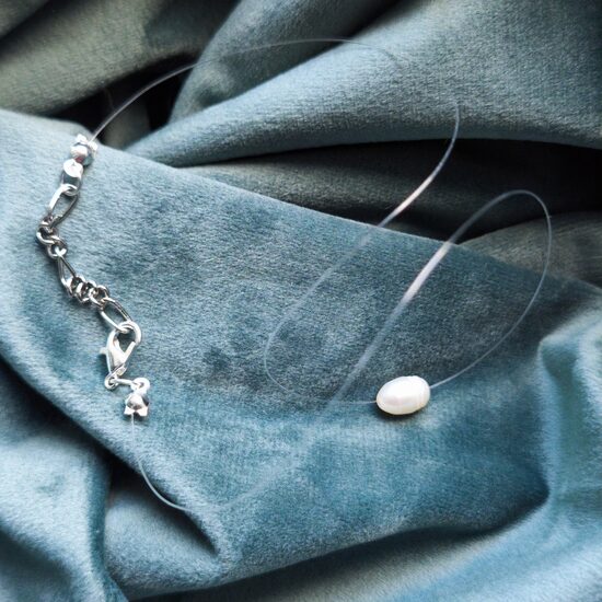 Neredzamā kaklarota Uzvērta pērle